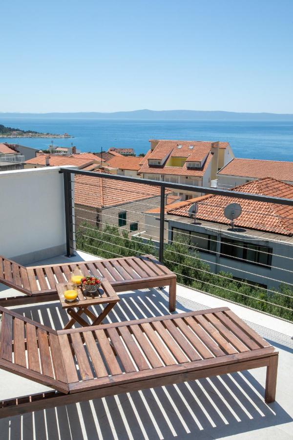 Left & Right With Jacuzzi, 4 Stars Apartament *