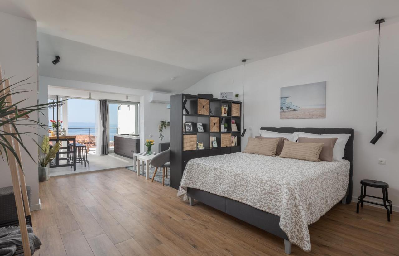 Left & Right With Jacuzzi, 4 Stars Apartment *