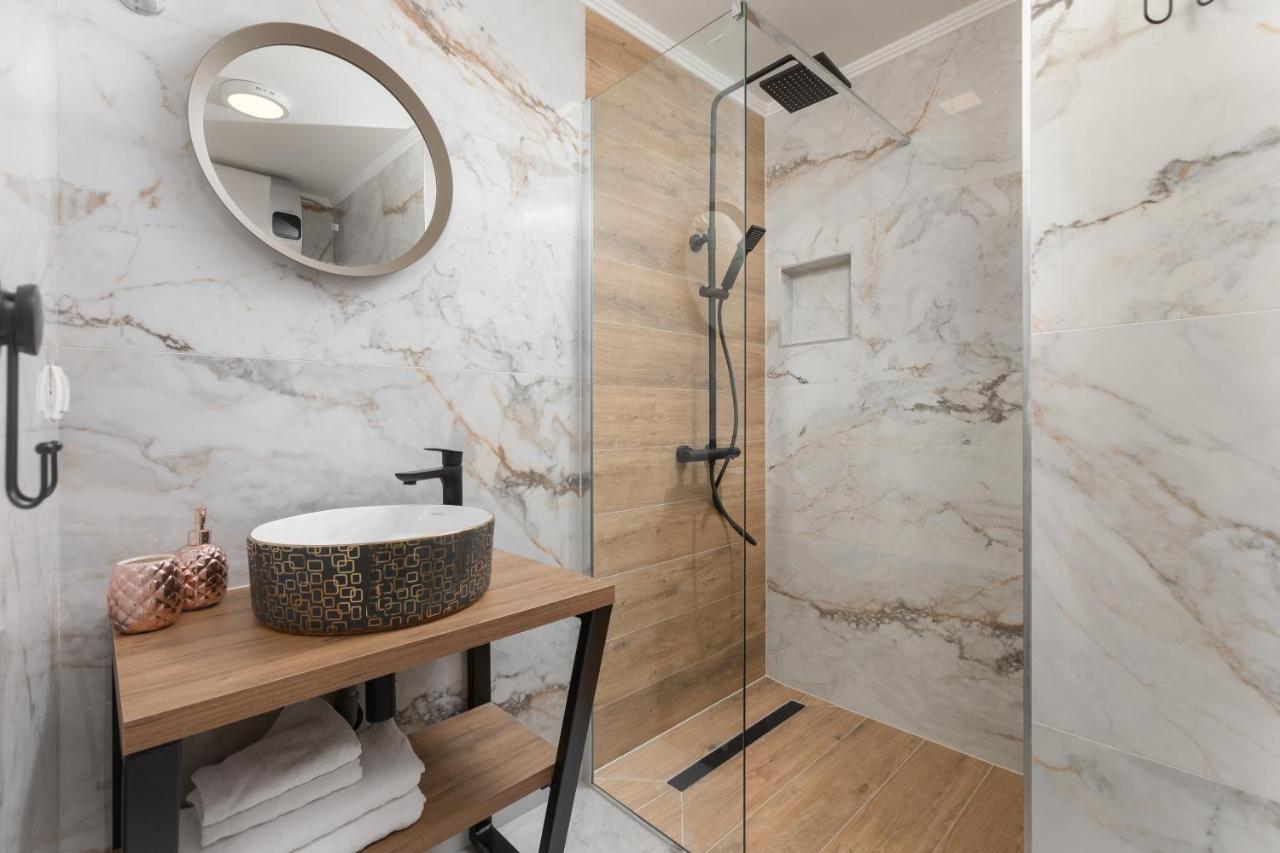 Apartment Left & Right With Jacuzzi, 4 Stars Makarska