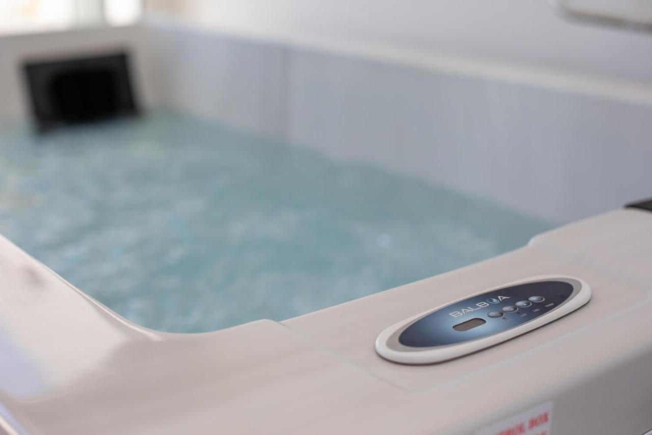 Left & Right With Jacuzzi, 4 Stars
