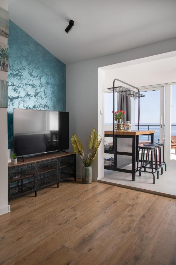 Left & Right With Jacuzzi, 4 Stars Apartment