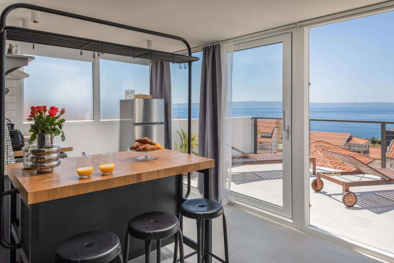 Left & Right With Jacuzzi, 4 Stars Apartment *