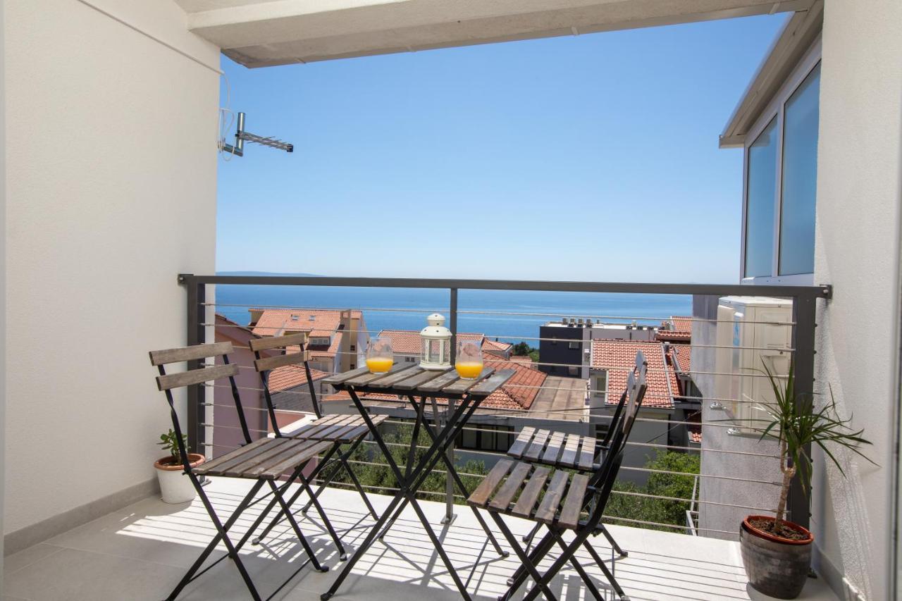 Left & Right With Jacuzzi, 4 Stars Apartment
