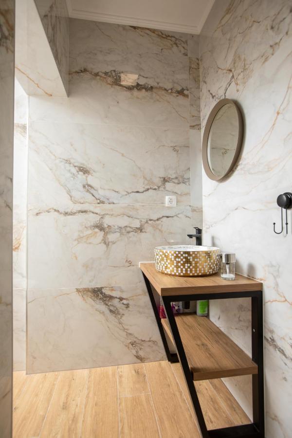 Left & Right With Jacuzzi, 4 Stars Apartment Makarska